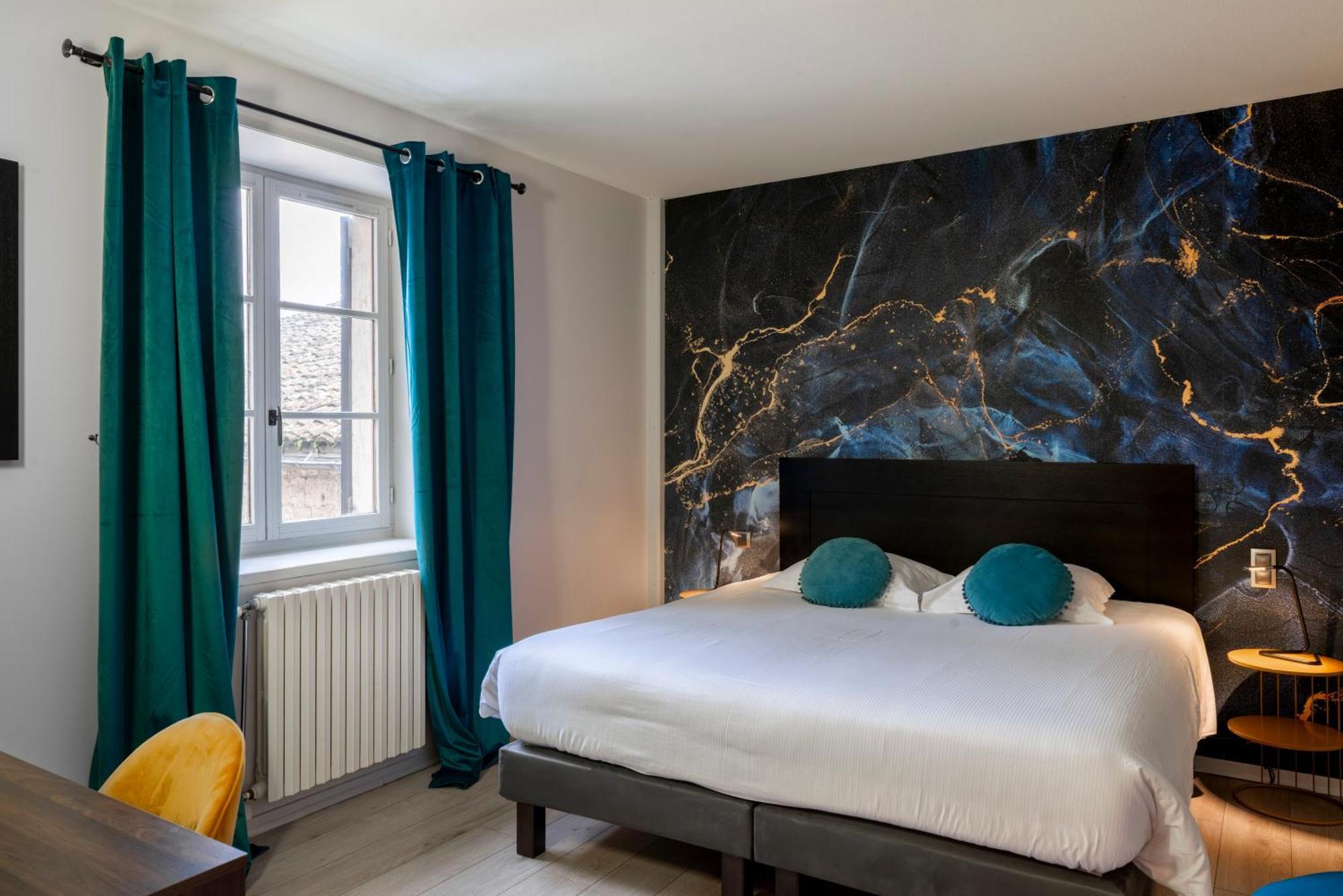 Logis Hotel-Restaurant Saint Romain Anse Bagian luar foto