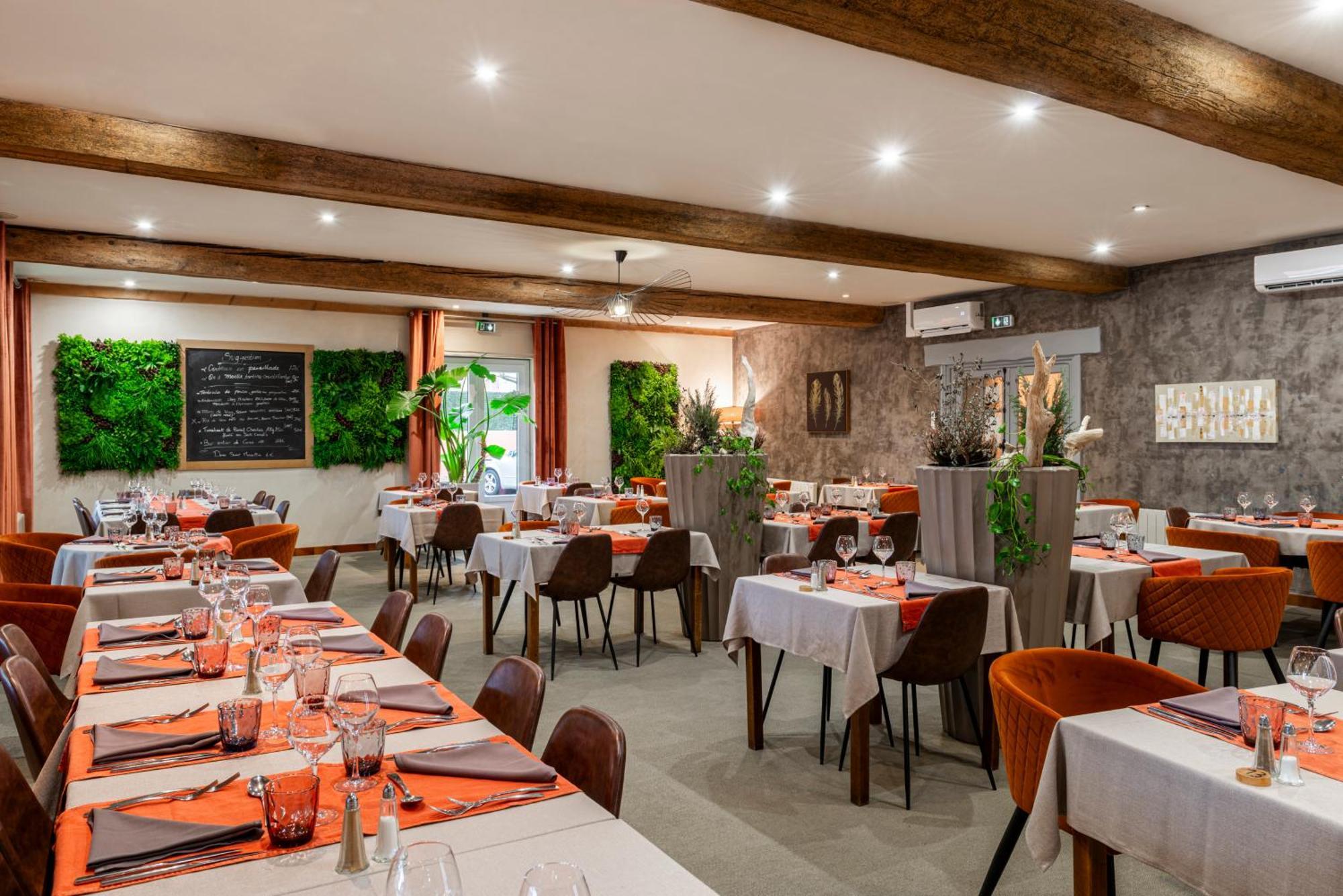 Logis Hotel-Restaurant Saint Romain Anse Bagian luar foto