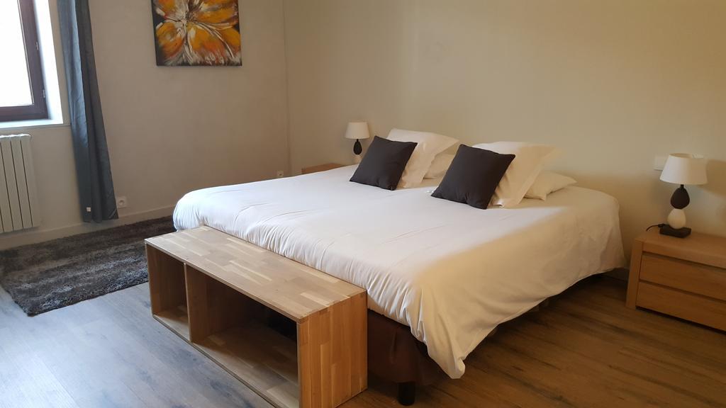 Logis Hotel-Restaurant Saint Romain Anse Bagian luar foto