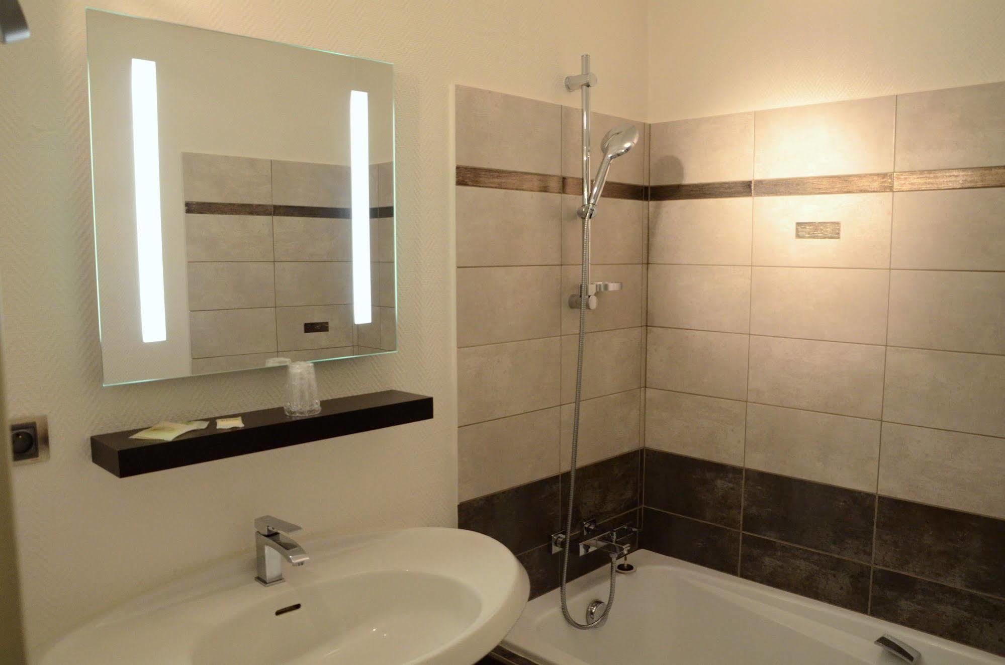 Logis Hotel-Restaurant Saint Romain Anse Bagian luar foto