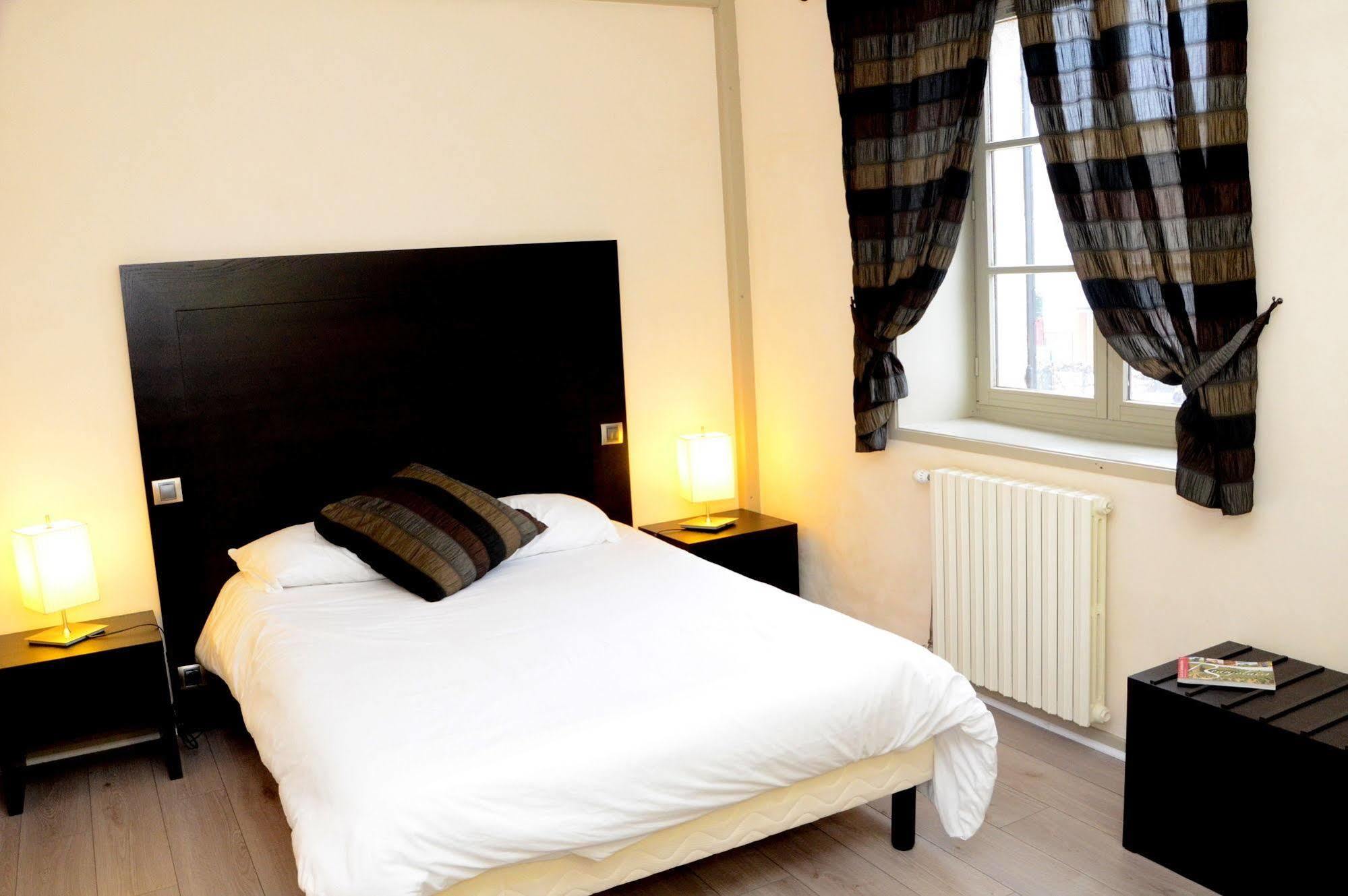 Logis Hotel-Restaurant Saint Romain Anse Bagian luar foto